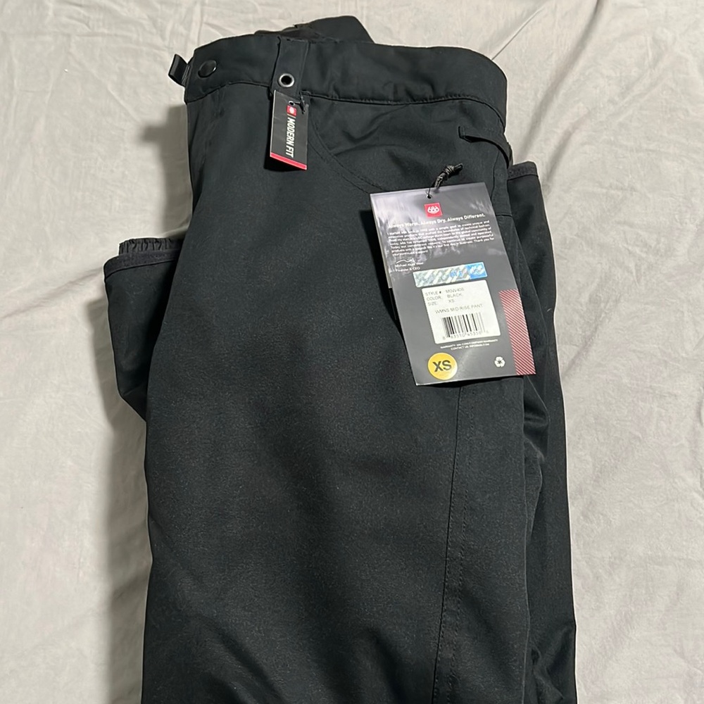 686 Mid Rise Women’s Snowpants in black  size: XS BRAND NEW